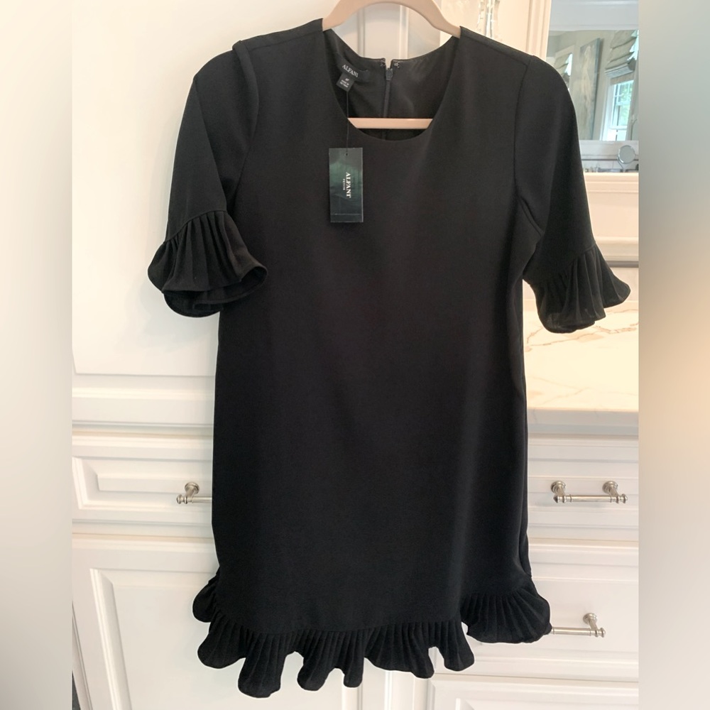 Gorgeous Alfani dress size 4 P NWT
